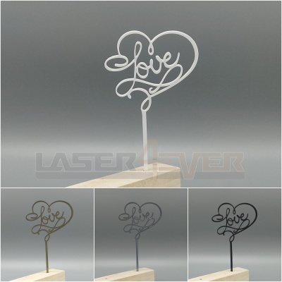 Figura decorativa em metal com a palavra 'Love' dentro de um coração em várias cores