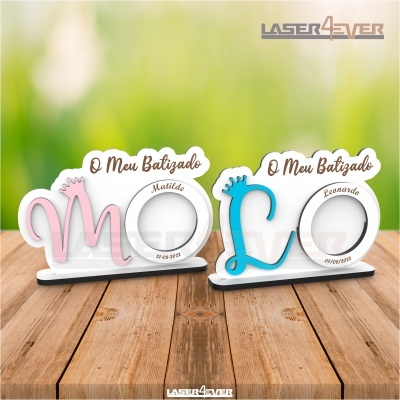 Dois porta-fotos decorativos em madeira com letras M e L e molduras redondas para fotos.