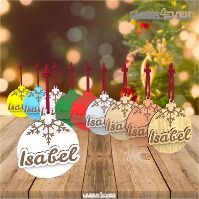 Conjunto de bolas de Natal em madeira colorida e natural com o nome Isabel e flocos de neve
