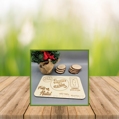 Tabuleiro de madeira com mensagens gravadas para Natal e discos de madeira pequenos, com decoração de ramos de pinheiro e laço vermelho