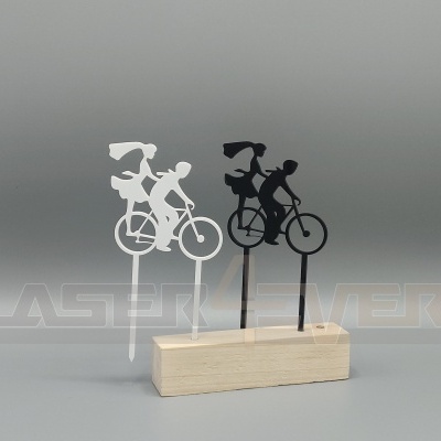 Miniatura decorativa de ciclistas em acrílico preto e branco com base de madeira