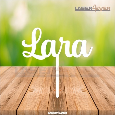 Topo de bolo branco com o nome 'Lara' sobre superfície de madeira