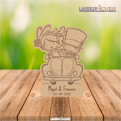 Figura decorativa em madeira com casal num carro e texto Miguel & Francisca 05-08-2023
