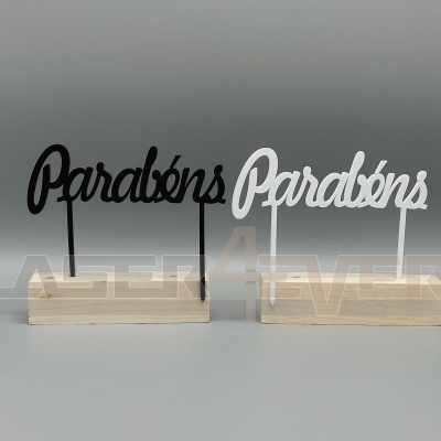 Dois suportes decorativos 'Parabéns' em preto e branco sobre bases de madeira clara