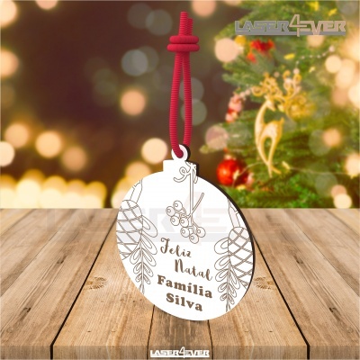 Enfeite natalício em madeira branca com cordão vermelho e texto Feliz Natal Família Silva