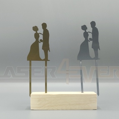 Suporte decorativo com figuras metálicas de casal sobre base de madeira