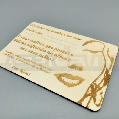 Placa em madeira com texto e ilustração gravada a laser