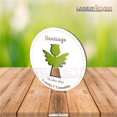 Disco decorativo oval em madeira com anjo verde e texto comemorativo de primeira comunhão