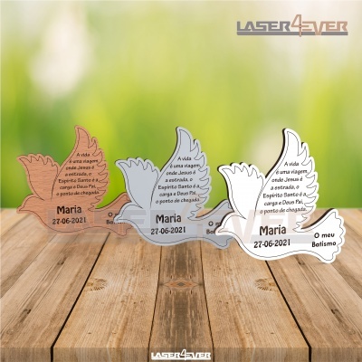Lembranças de batismo em forma de pomba em diferentes cores com texto em português