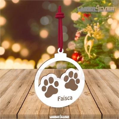 Ornamento de Natal branco com patas castanhas e nome Faísca, pendurado com fio vermelho