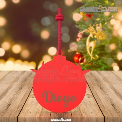 Enfeite de Natal vermelho com cordão, nome 'Diogo' e fundo decorativo natalício