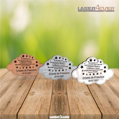 Três placas em formato de nuvem com texto gravado em madeira, metal prateado e acrílico branco