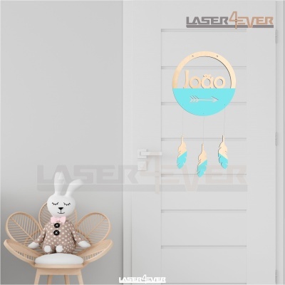 Décor de porta infantil em madeira azul e natural com nome João e penas penduradas