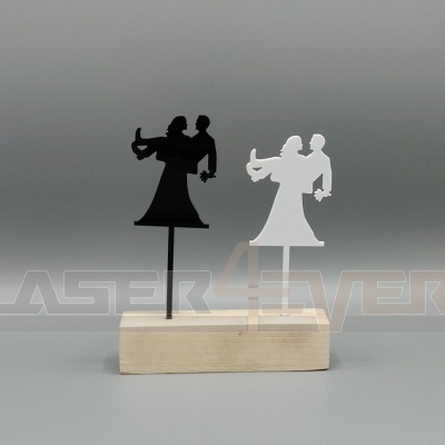 Recortes decorativos acrílicos preto e branco sobre suporte de madeira