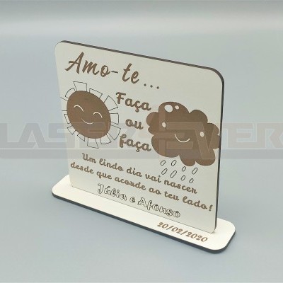 Placa decorativa com sol e nuvem sorridentes e texto em português