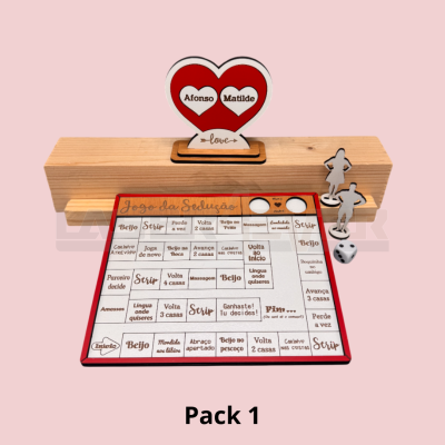 Jogo da Sedução com base em madeira, peças de jogo brancas, dado e placa com corações e nomes