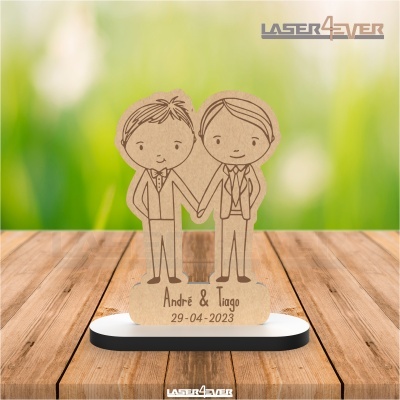 Figura decorativa de casal masculino em madeira com nomes André & Tiago e data 29-04-2023