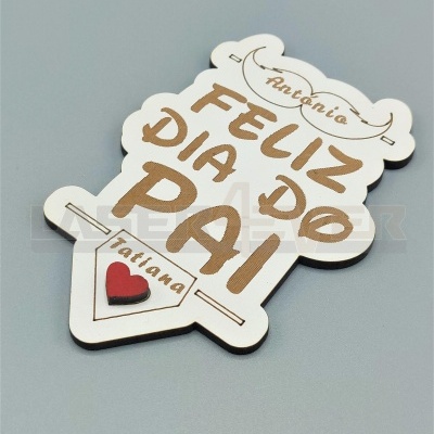 Pin em forma de balão com texto de Feliz Dia do Pai e nome Tatiana