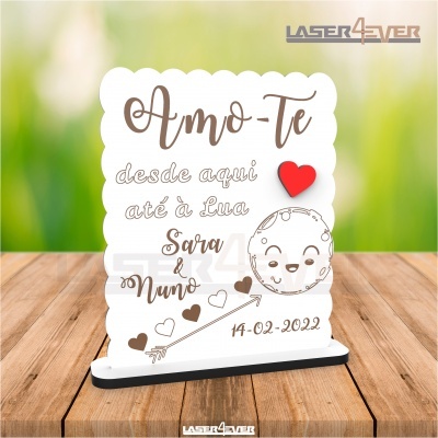 Placa decorativa branca com mensagem de amor, corações e lua sorridente sobre base preta