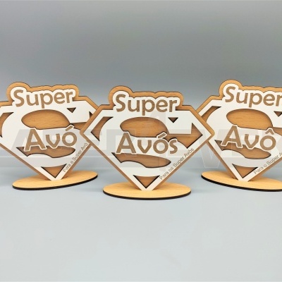 Três esculturas decorativas em madeira 'Super Avó' em forma de escudo com base oval