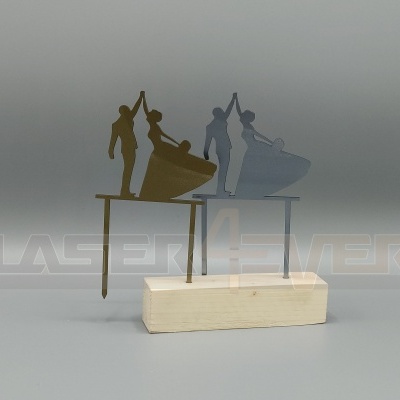 Objeto decorativo metálico com base de madeira e silhuetas de pessoas dançando