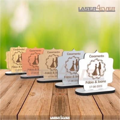 Lembranças de casamento personalizadas com nome e data gravados a laser sobre madeira