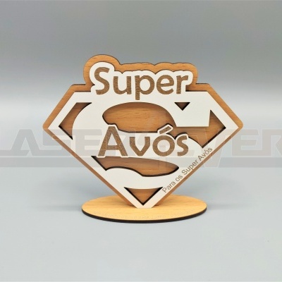 Objeto decorativo em madeira com texto 'Super Avós'