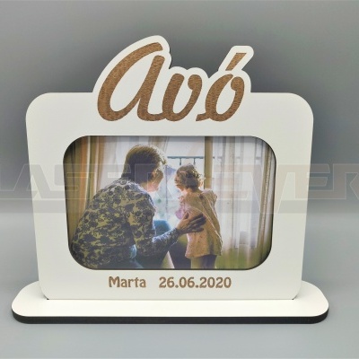 Porta-retratos branco com a palavra 'Avó' em destaque e fotografia de criança e mulher