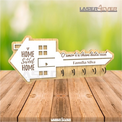 Placa decorativa de madeira com texto personalizado e chave decorativa