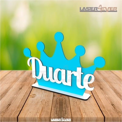 Objeto decorativo azul em forma de coroa com o nome Duarte em branco