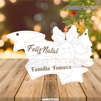 Ornamento de Natal branco com renas, árvore e texto sobre madeira