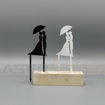 Figuras decorativas de casal com guarda-chuvas sobre base de madeira