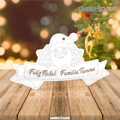 Ornamento de Natal em acrílico branco com desenho de Pai Natal e texto 'Feliz Natal Familia Tavares'