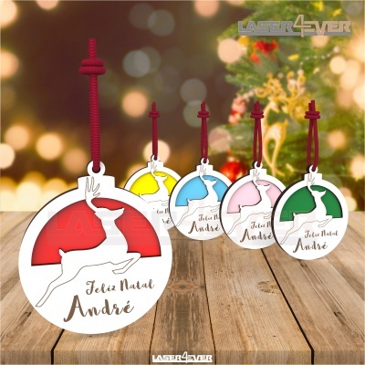 Ornamentos de Natal coloridos com veado e texto Feliz Natal André