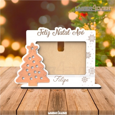 Suporte de fotografia natalício com árvore de madeira e moldura branca decorada com texto e flocos de neve