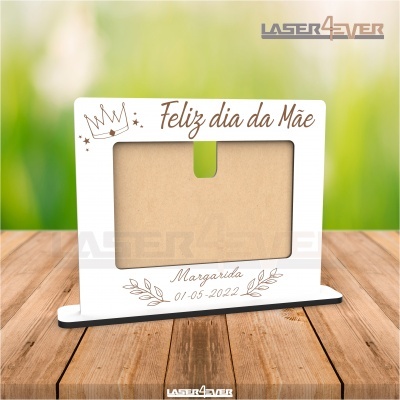 Moldura branca para fotos com texto Feliz dia da Mãe e nome Margarida 01-05-2022