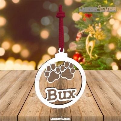 Enfeite de natal branco com pegadas e nome Bux pendurado com cordão vermelho
