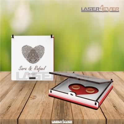 Caixa para alianças branca e vermelha com duas alianças douradas e cartão personalizado com coração de digitais