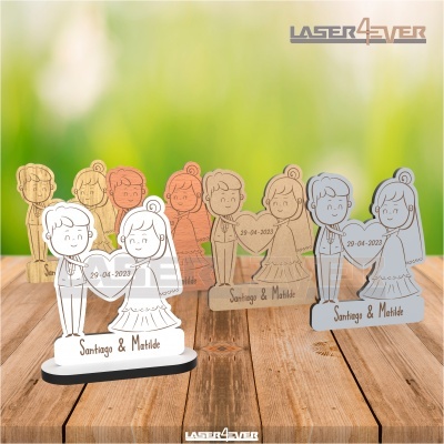 Figuras decorativas de noivos em madeira e acrílico com gravação a laser com nomes e data