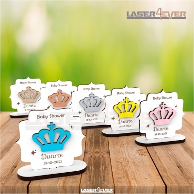 Lembranças Baby Shower com coroas coloridas em madeira e base branca