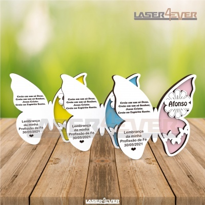 Cinco marcadores de páginas em forma de anjo com textos religiosos e datas, em várias cores sobre superfície de madeira.