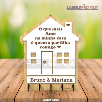 Figura decorativa de madeira em forma de casa com texto gravado e corações