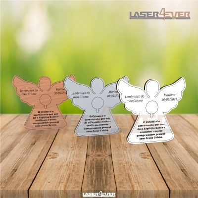 Três figuras de anjo decorativas com texto sobre o Crisma