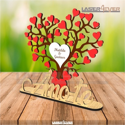 Escultura de madeira com árvore de coração e base com palavra Açimote