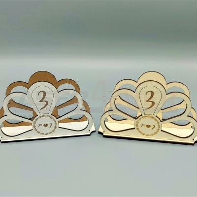 Suportes de cartas em madeira castanha e creme com número 3 e corações gravados.