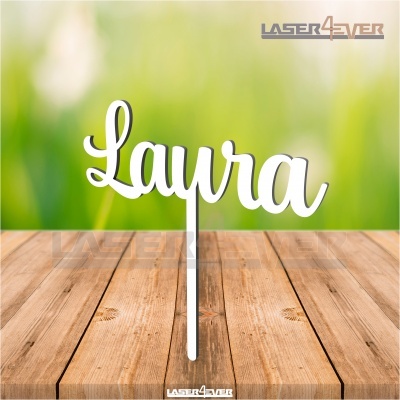 Topo de bolo acrílico branco com nome Laura sobre mesa de madeira