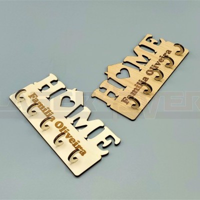 Enfeites de madeira com texto HOME e Rúbia Oliviera em fundo branco