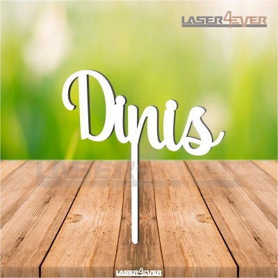 Topo de bolo branco com nome Dinis em mesa de madeira