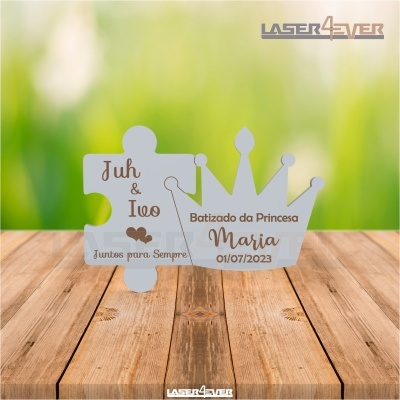 Dois acrílicos brancos personalizados com texto castanho sobre superfície de madeira