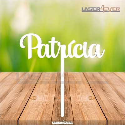 Nome decorativo 'Patrícia' branco com suporte sobre superfície de madeira clara